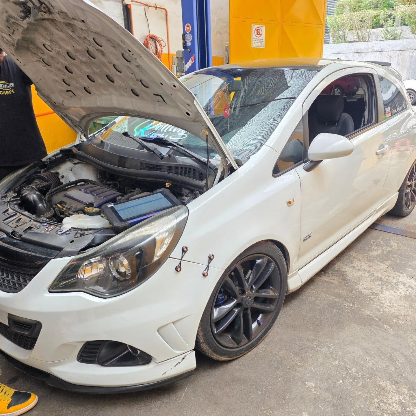 Opel Corsa OPC durante diagnóstico con escáner