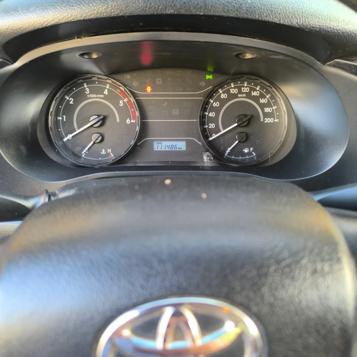 Tablero de Toyota Hilux 2022 durante programación de odómetro