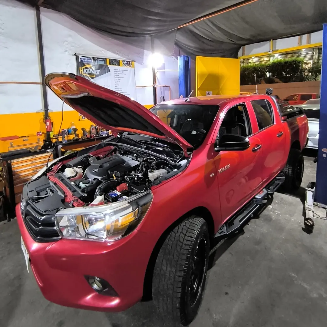 Toyota Hilux en taller durante trabajo electrónico y mecánico en sistemas DPF y EGR