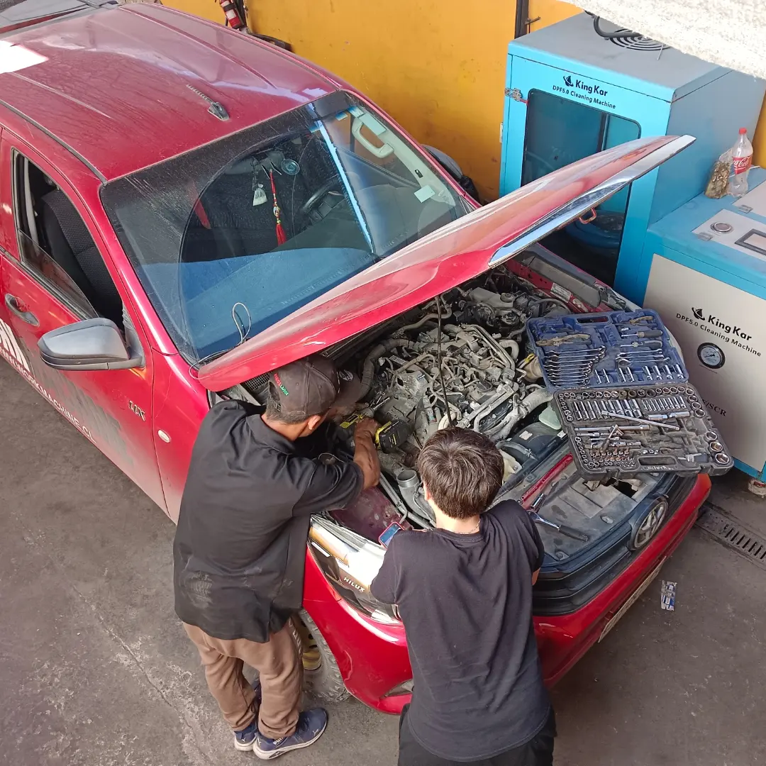 Toyota Hilux durante intervención electrónica y mecánica en el sistema DPF