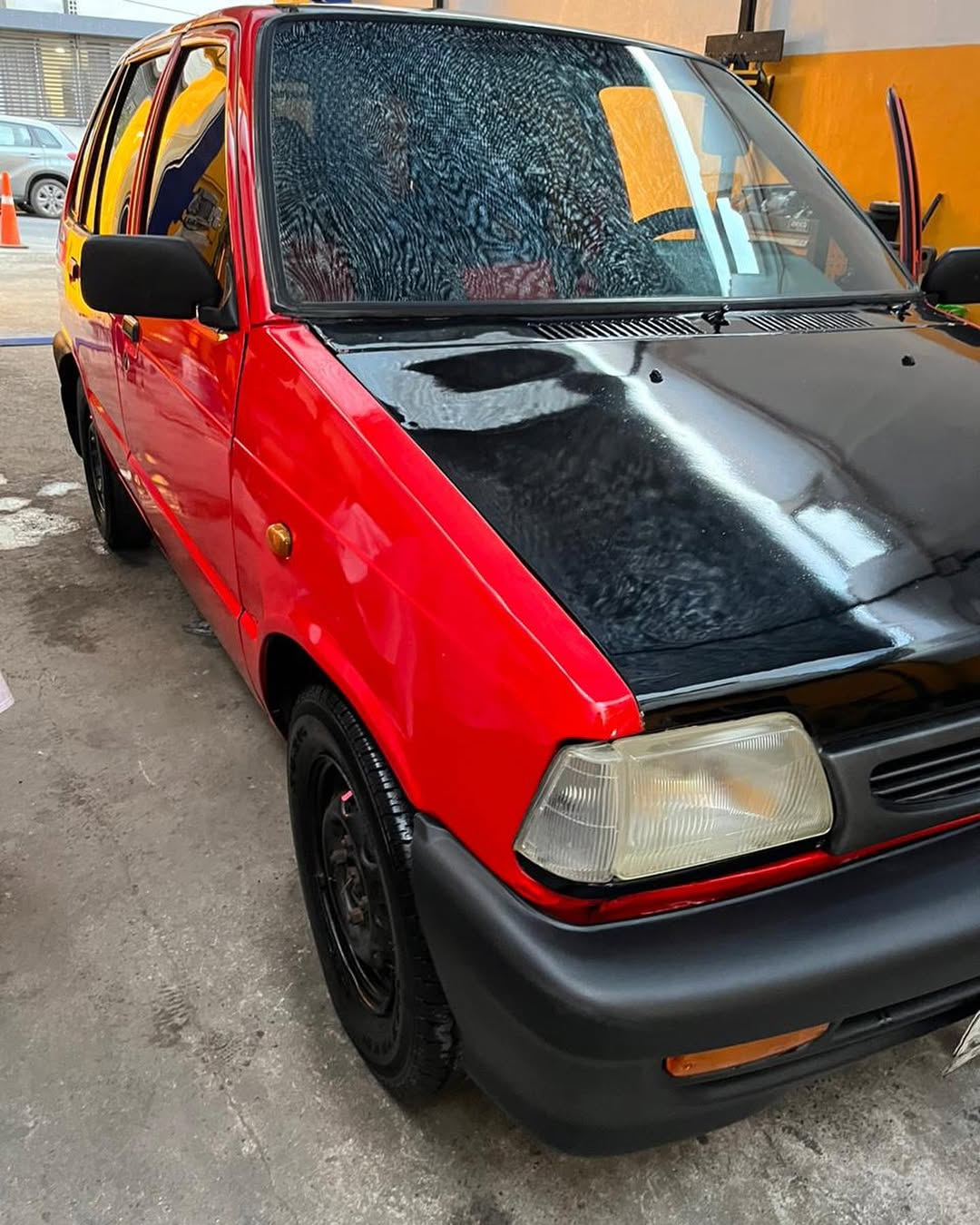 Vehículo terminado después de un trabajo de pintura automotriz