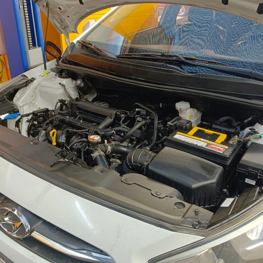 Motor de Hyundai Accent después de un lavado de motor a vapor