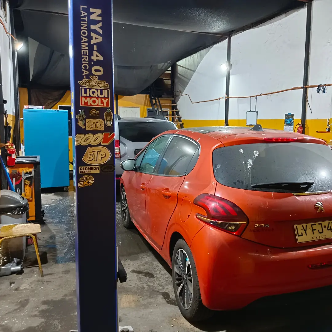 Peugeot 208 año 2020 en el taller para eliminación de DPF, EGR y AdBlue
